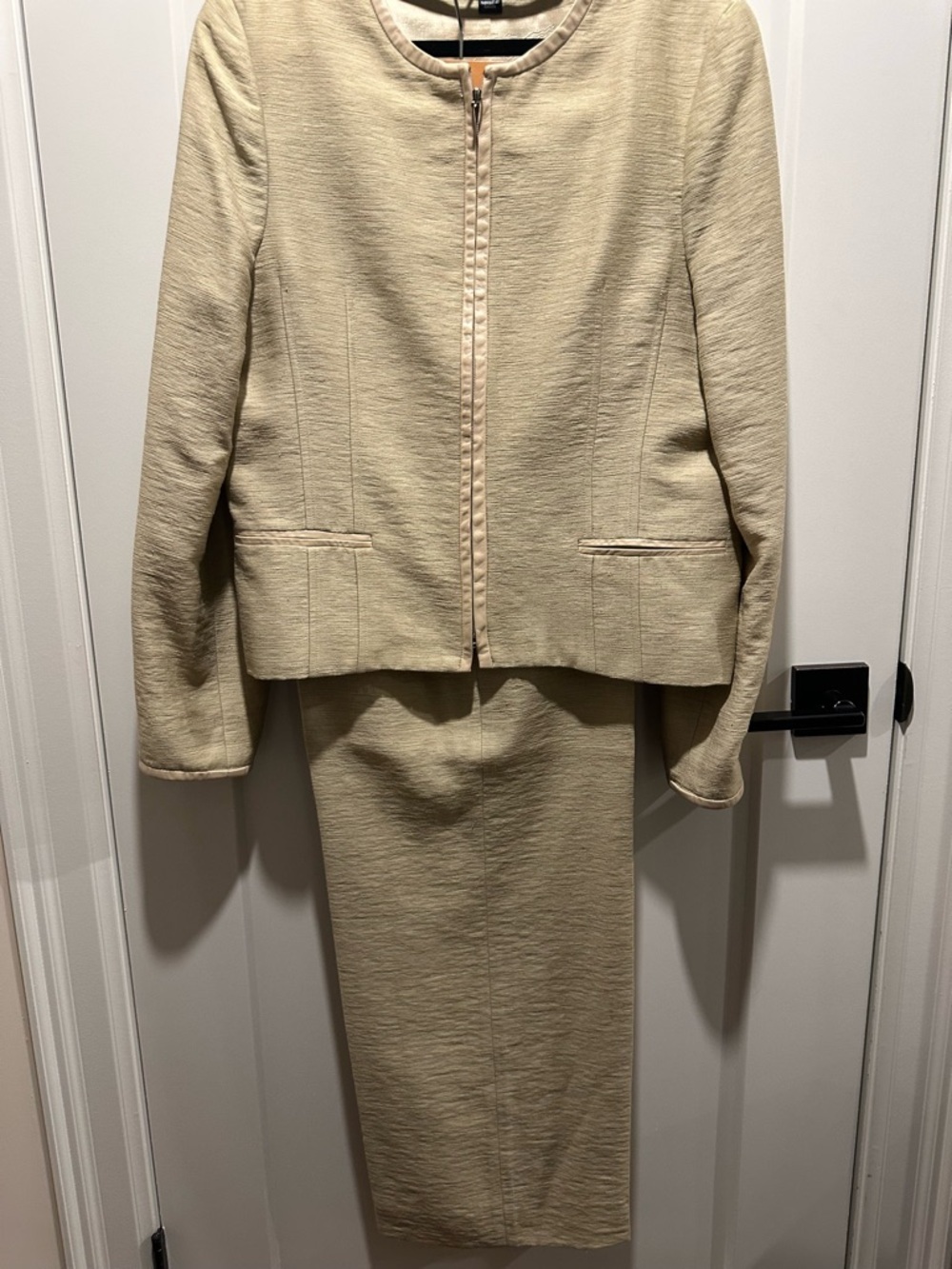 Raffinalla Classic Women's Beige Suit - Timeless Tailored Elegance